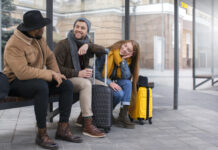 სამოგზაურო დაზღვევა ონლაინ: გზამკვლევი უსაფრთხო მოგზაურობისთვის young-adults-travelling-winter-time