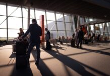 ვიზიარის ბარგის წესები 2026: ხელბარგი, ჩასაბარებელი ბარგი, ზომები და ფასები ვიზიარის ბარგი: მგზავრები ხელბარგითა და ჩემოდნებით აეროპორტის ტერმინალში